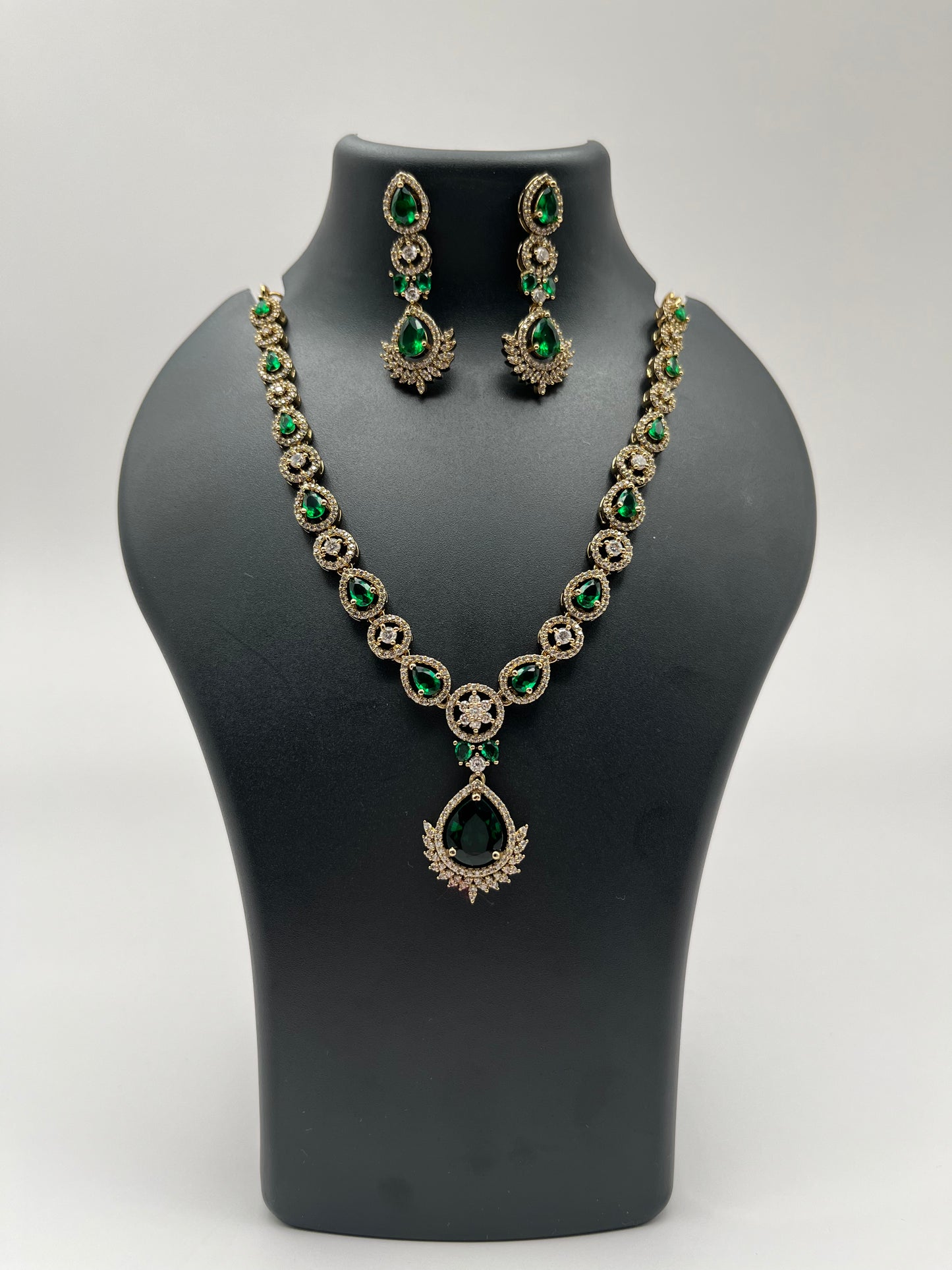 Misha Mehendi polish emerald diamond necklace