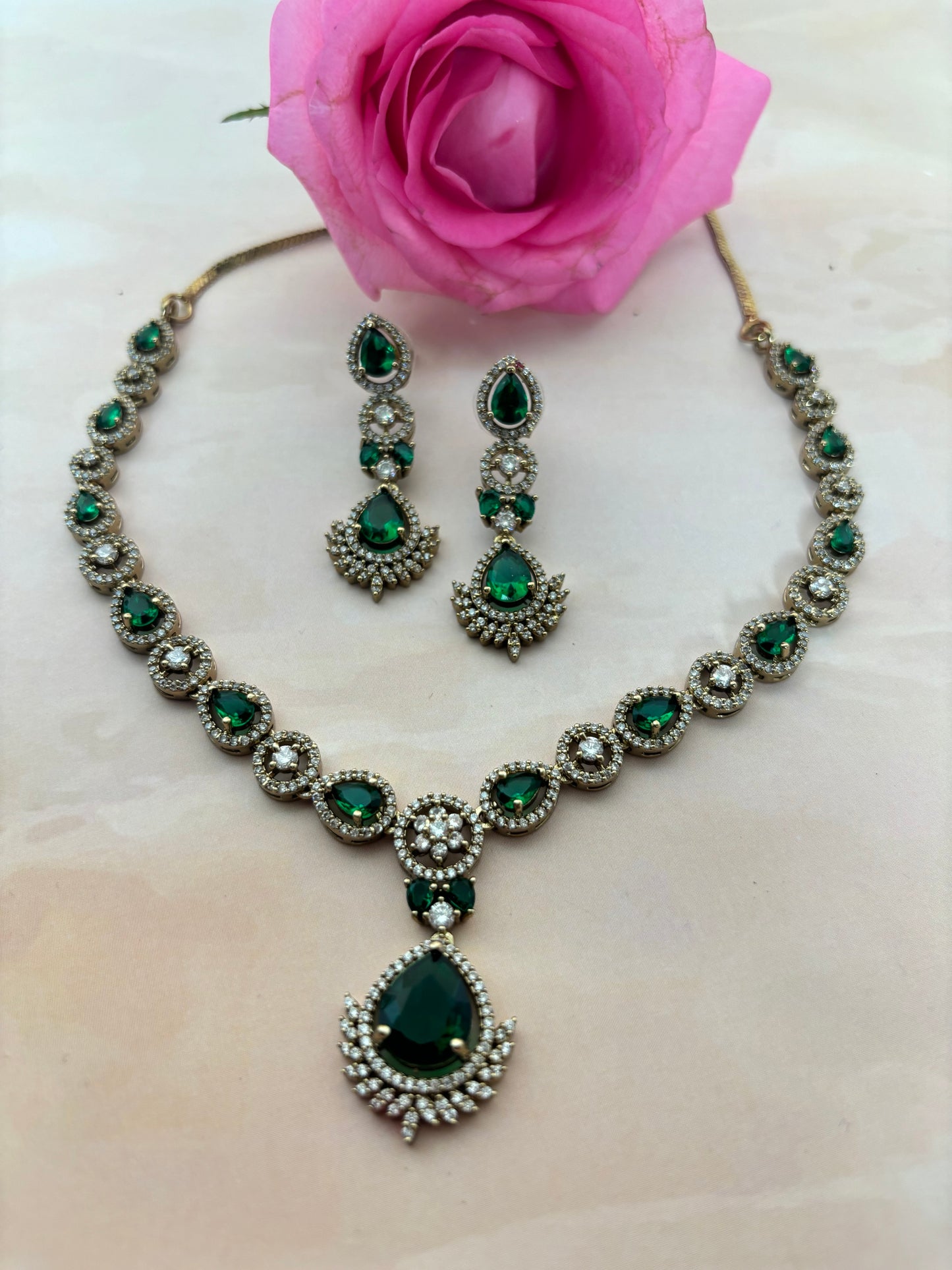 Misha Mehendi polish emerald diamond necklace