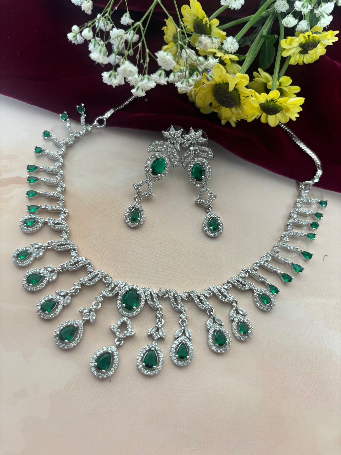 Elliana Emerald Elegant Diamond Necklace