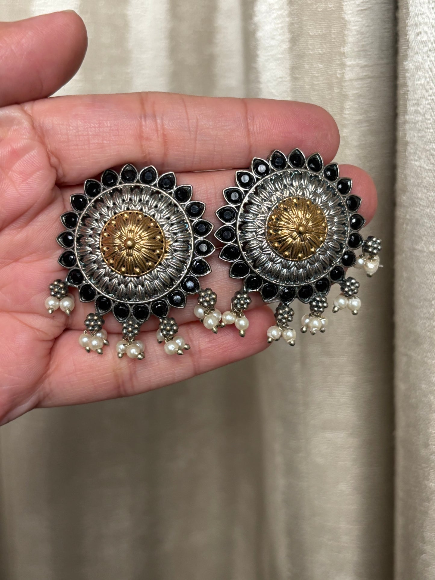 Eshani Black Stud Earring