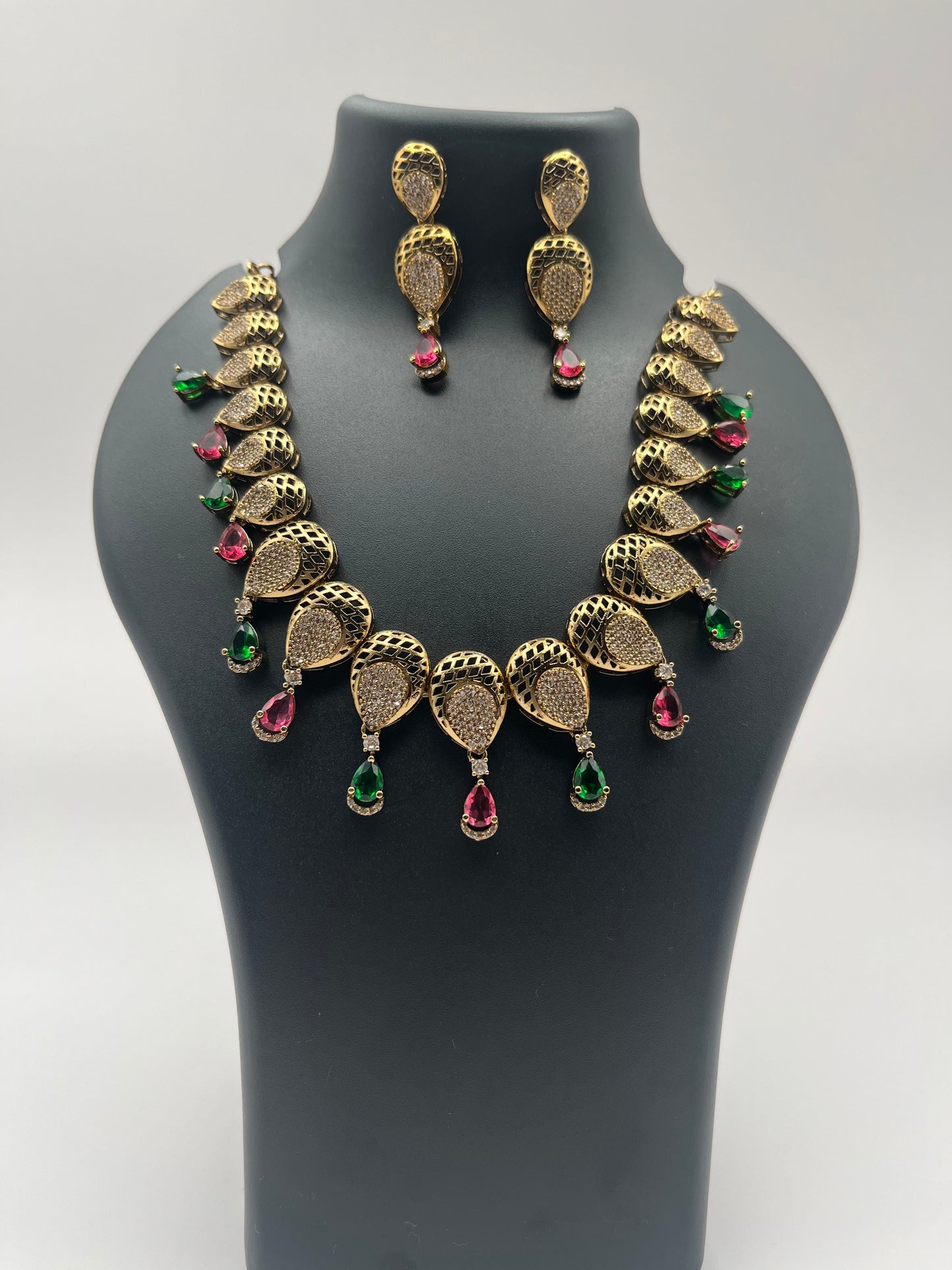 Ayra Mehendi polish AD necklace
