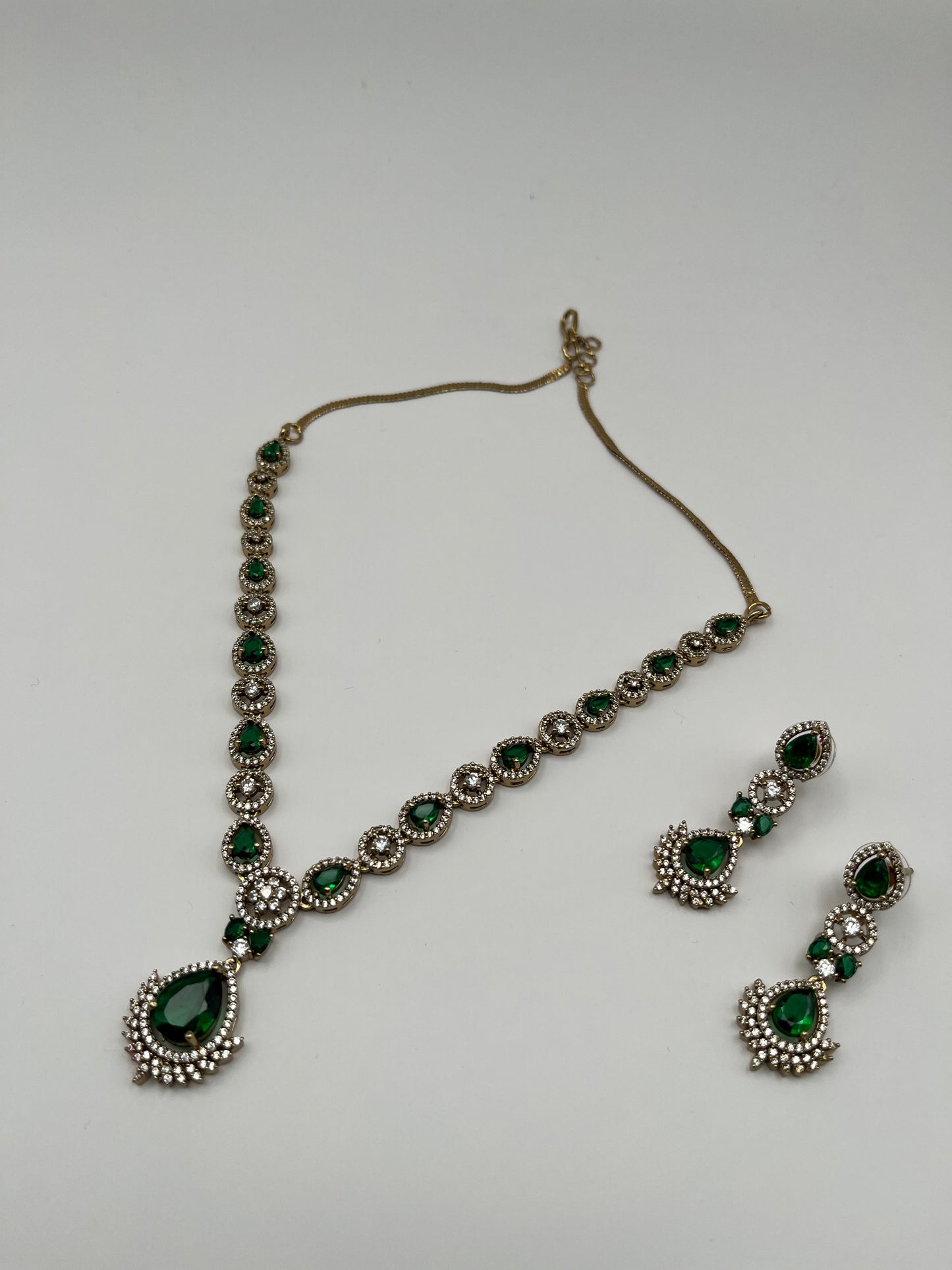 Misha Mehendi polish emerald diamond necklace