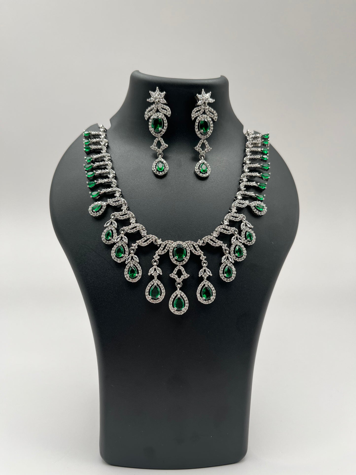 Elliana Emerald Elegant Diamond Necklace