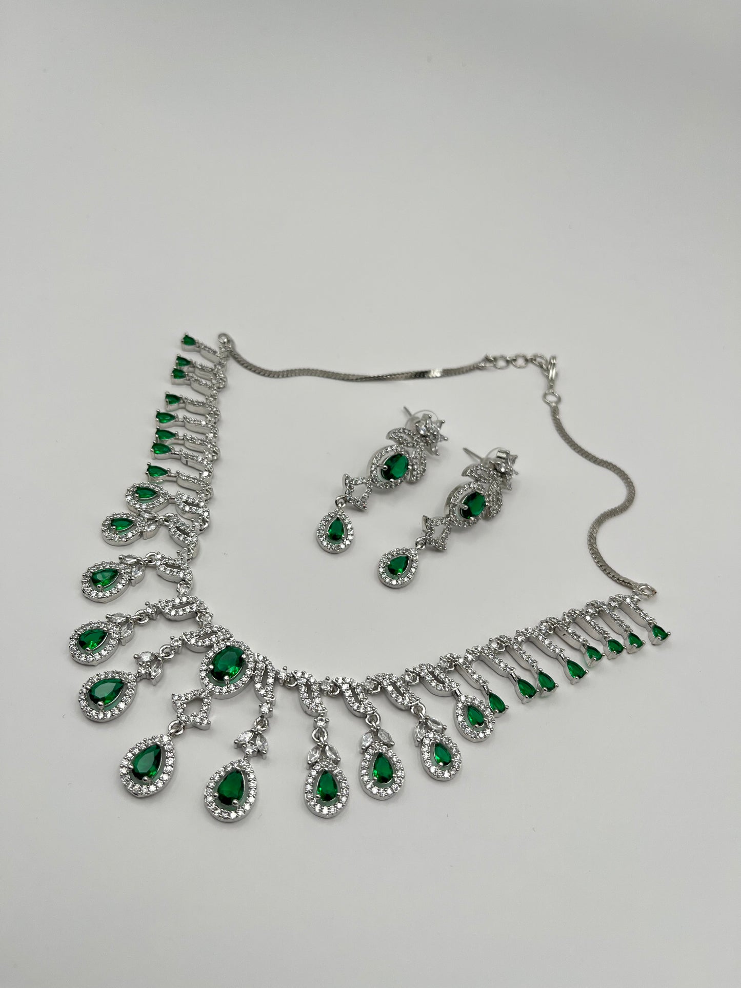 Elliana Emerald Elegant Diamond Necklace
